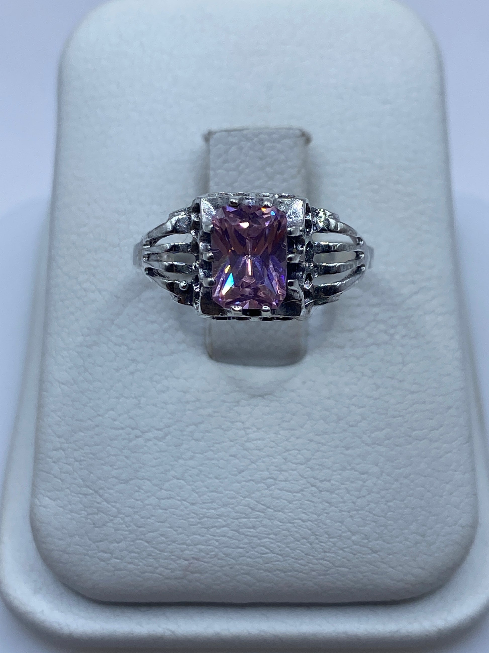 Anillo de plata solitario con circonia rosa facetada en caja de presentación