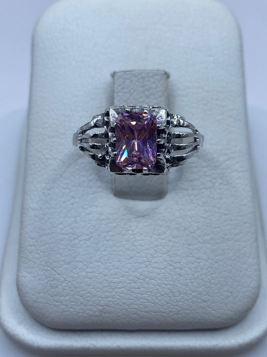 Anillo de plata solitario con circonia rosa facetada en caja de presentación