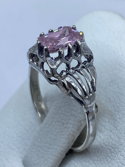 Detalle lateral del anillo plata .925 con el sello de pureza visible en la banda