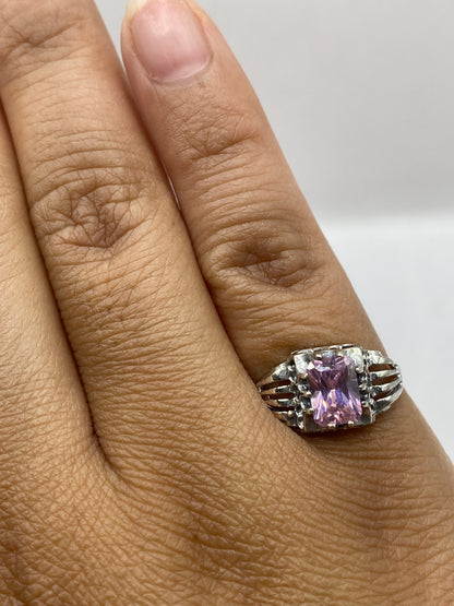 Anillo solitario puesto en mano mostrando el color rosa cálido de la circonia