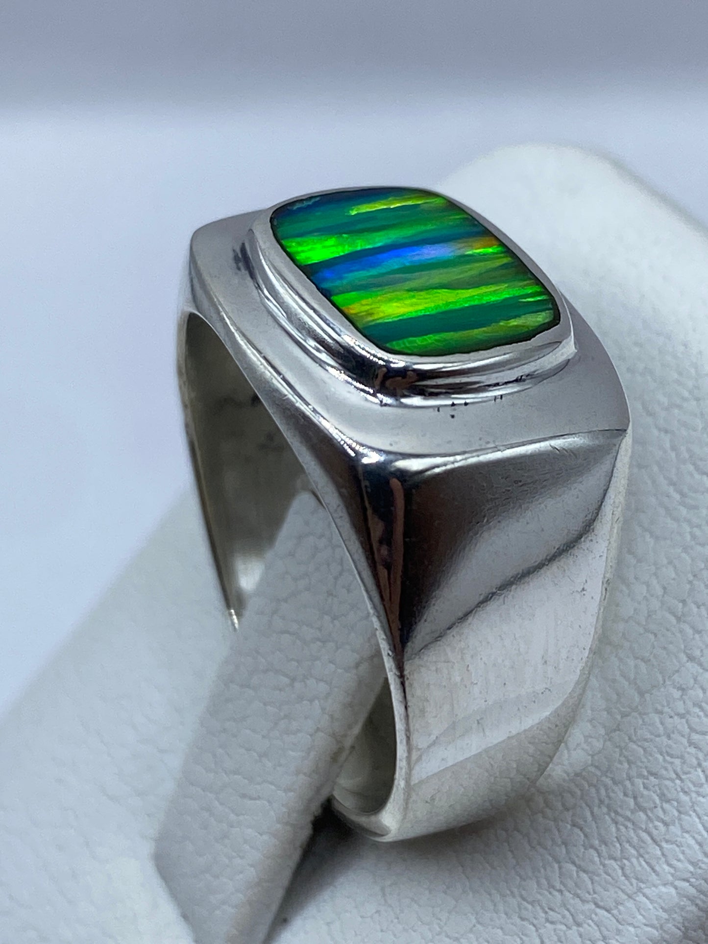 Detalle lateral del anillo con banda maciza pulida en plata pura