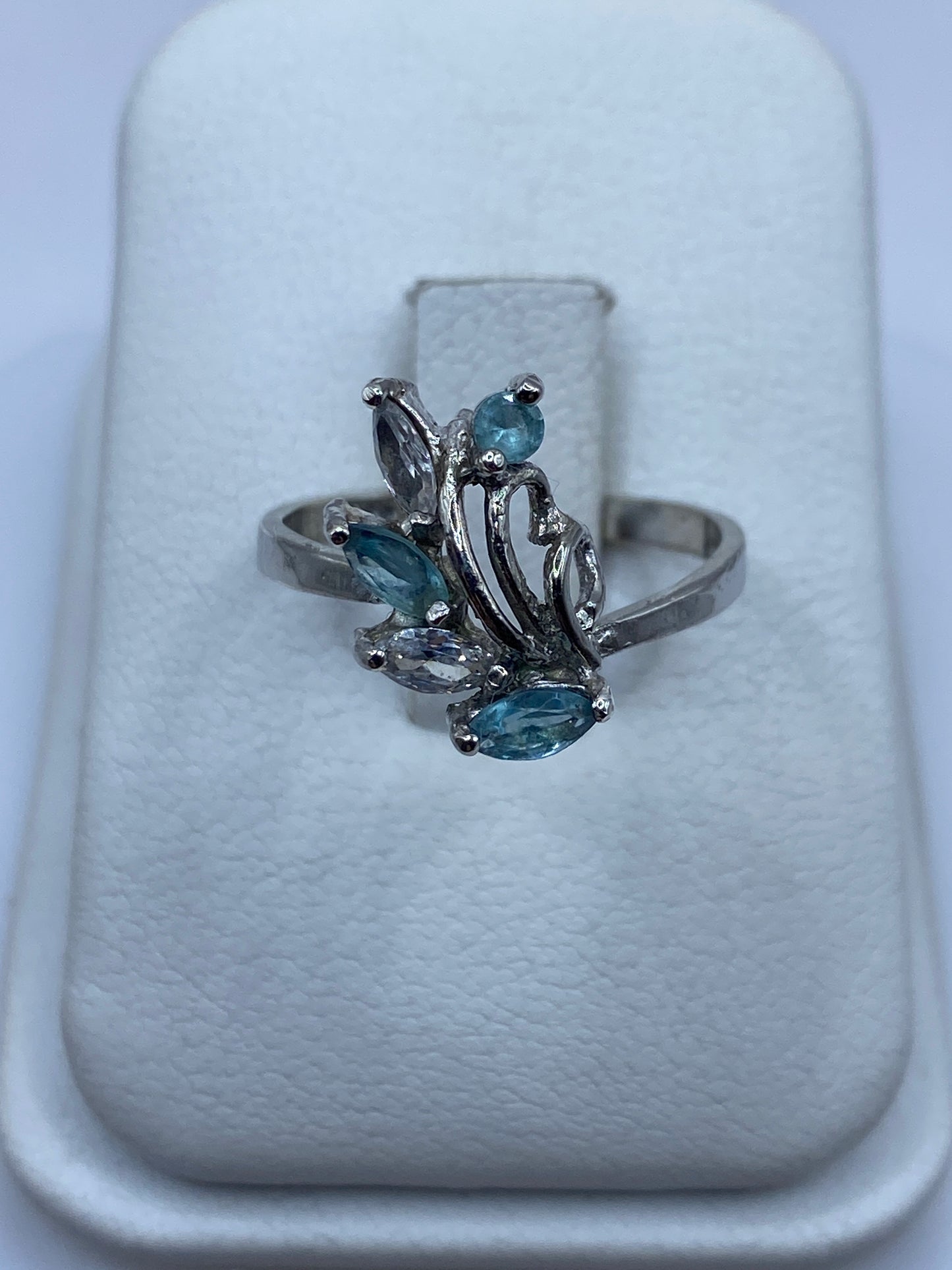 Anillo de plata .925 con circonia azul cielo facetada, vista frontal en estuche