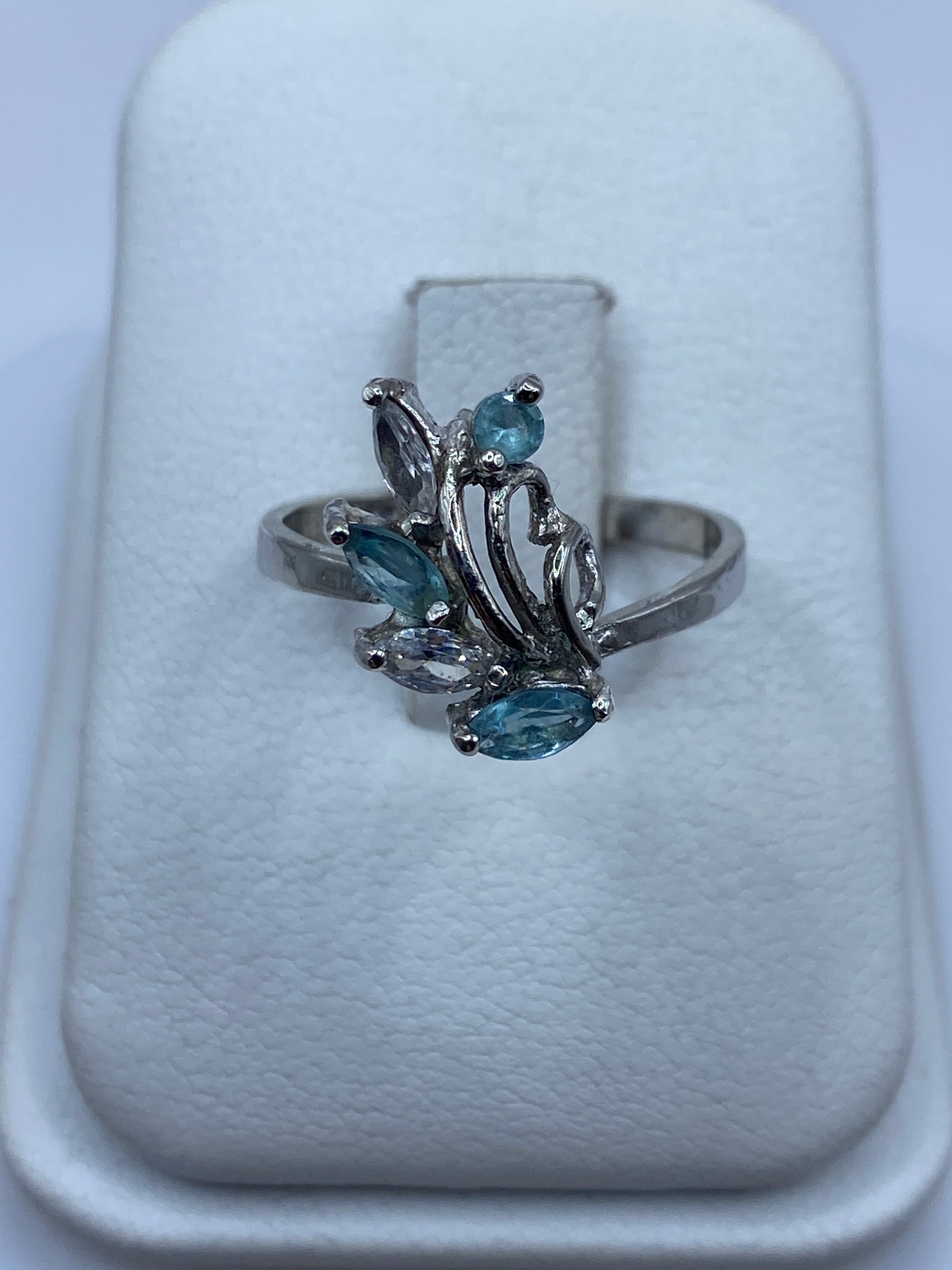 Anillo de plata .925 con circonia azul cielo facetada, vista frontal en estuche