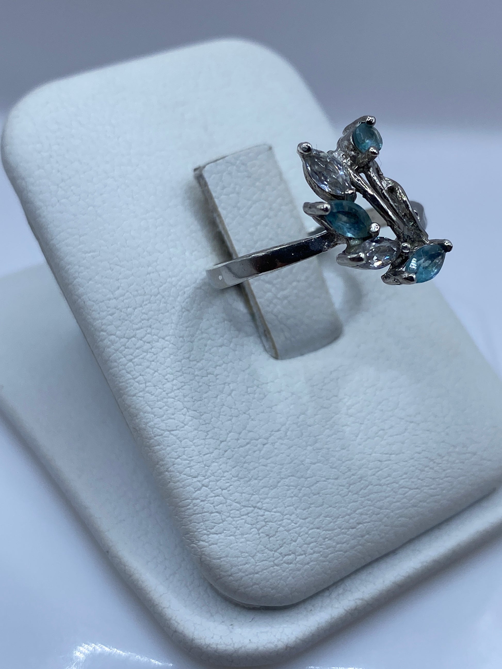 Detalle del engaste de circonia azul en plata de Taxco, lado del anillo