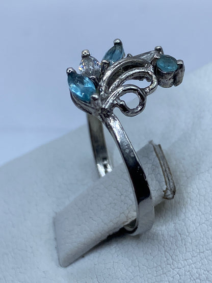 Anillo delicado de plata en la mano de mujer, mostrando el brillo de la piedra