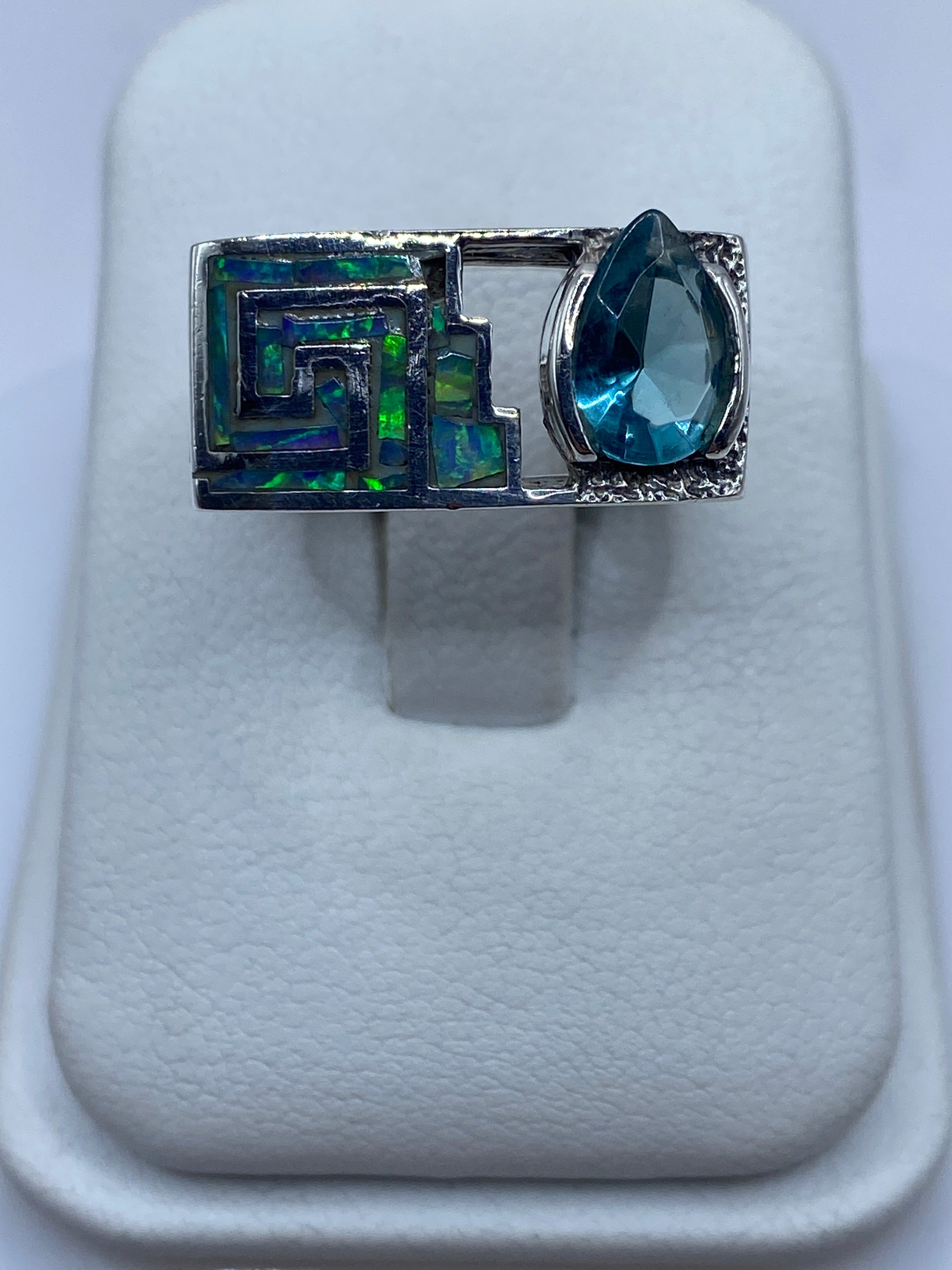 Anillo de plata .950 con ópalo de fuego azul cielo, diseño geométrico étnico sobre fondo blanco