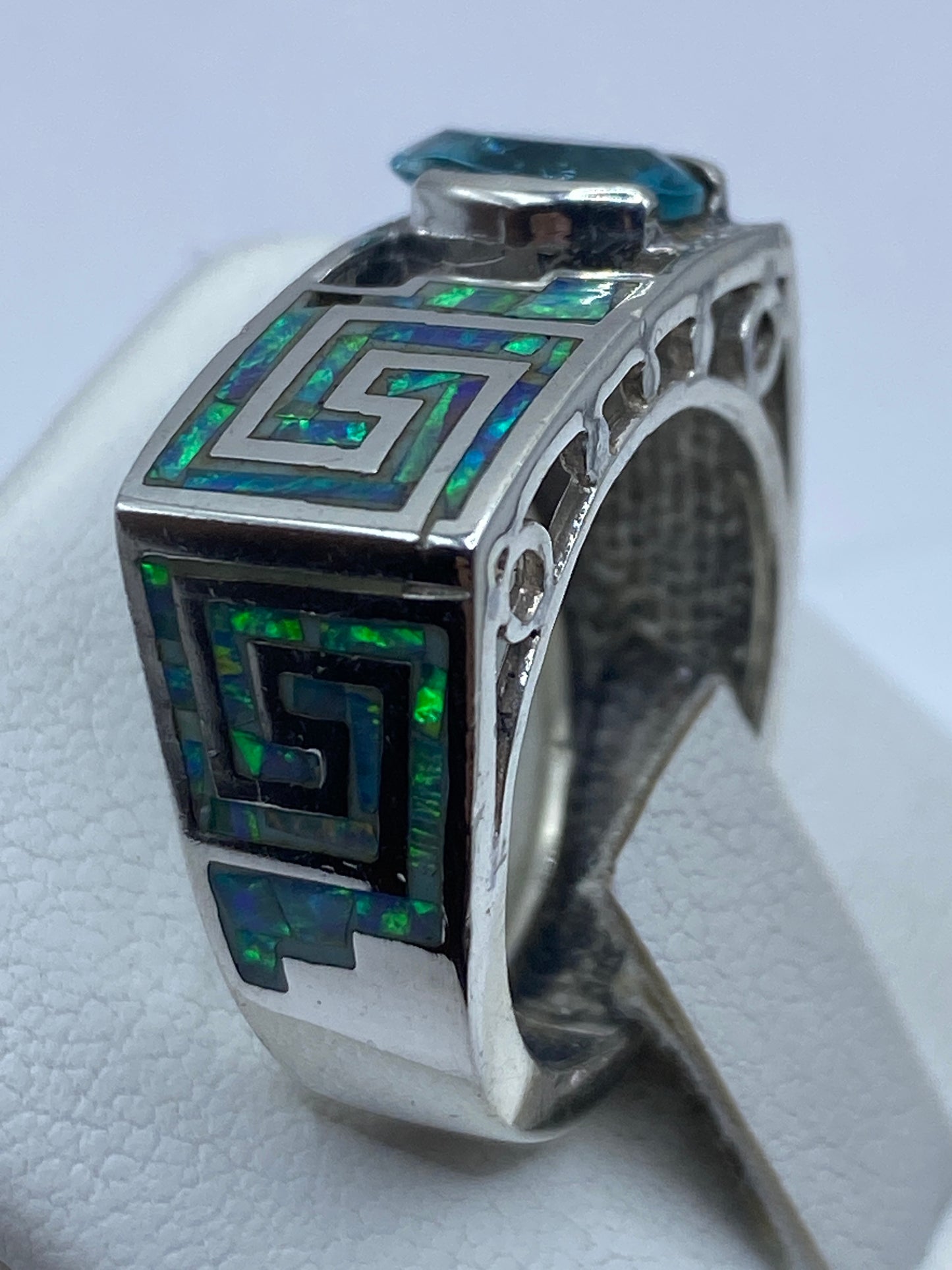 Vista lateral del anillo étnico en plata pura .950 con trabajo manual visible