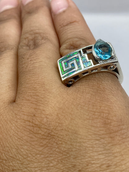 Anillo colocado en dedo mostrando el ópalo de fuego con luz natural