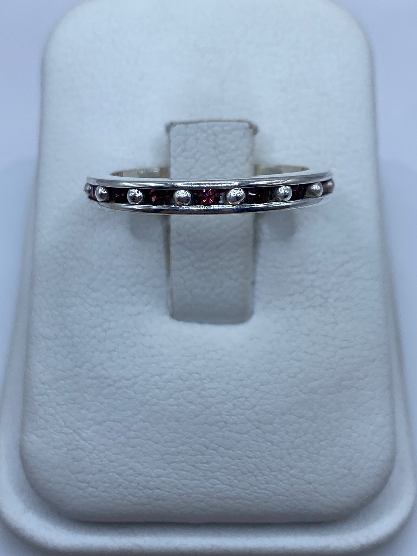 Anillo de plata banda con circonias blancas y oscuras alternadas en estuche