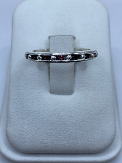Anillo de plata banda con circonias blancas y oscuras alternadas en estuche
