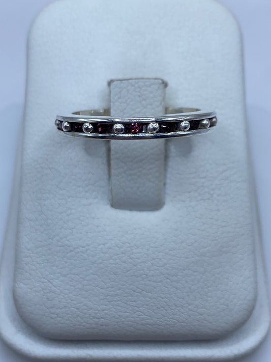 Anillo de plata banda con circonias blancas y oscuras alternadas en estuche
