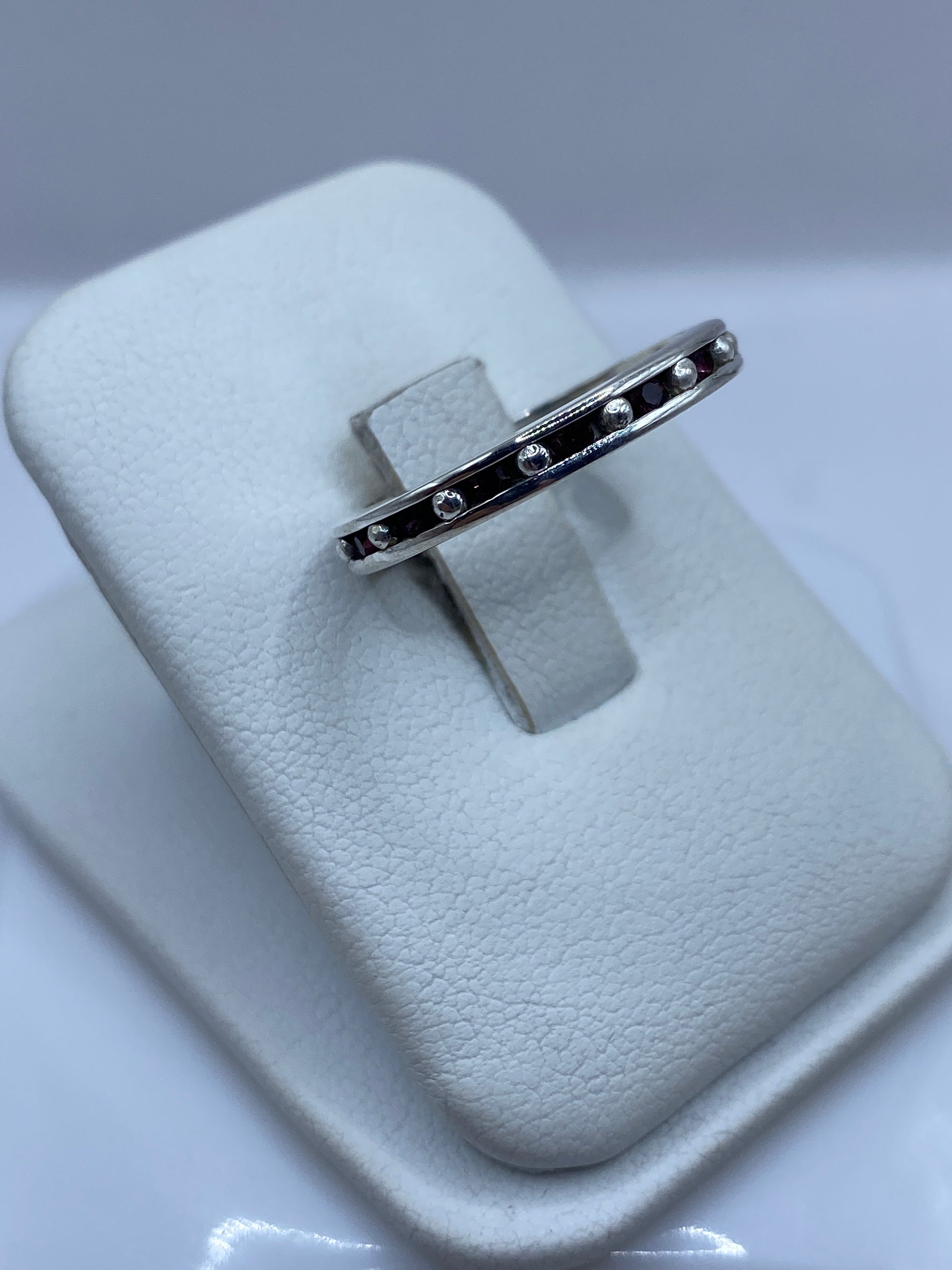 Detalle del anillo mostrando el engaste de circonias en plata .925