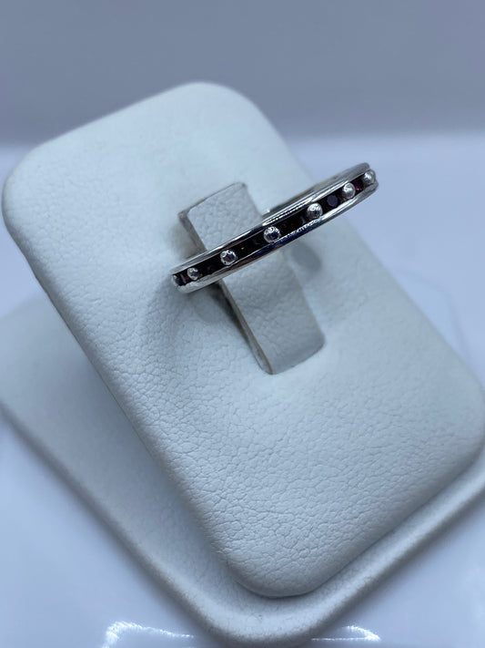 Detalle del anillo mostrando el engaste de circonias en plata .925