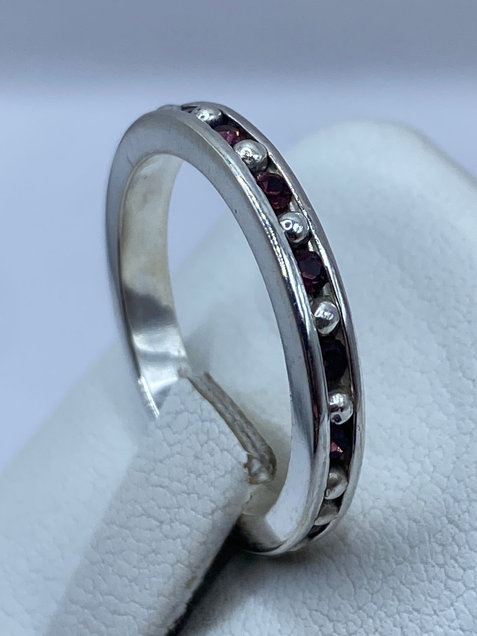 Anillo banda en el dedo mostrando el brillo de las circonias