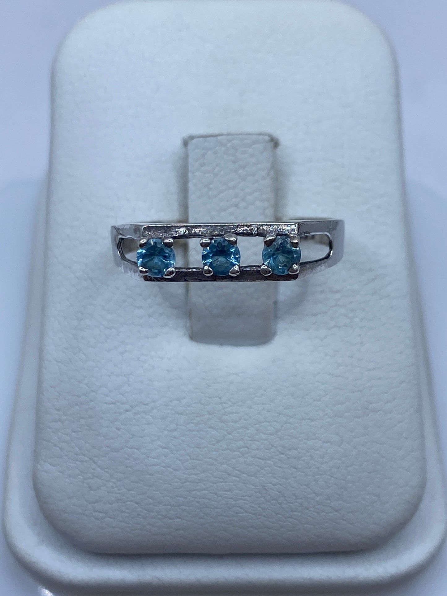 Anillo de plata solitario con circonia azul en estuche blanco de presentación