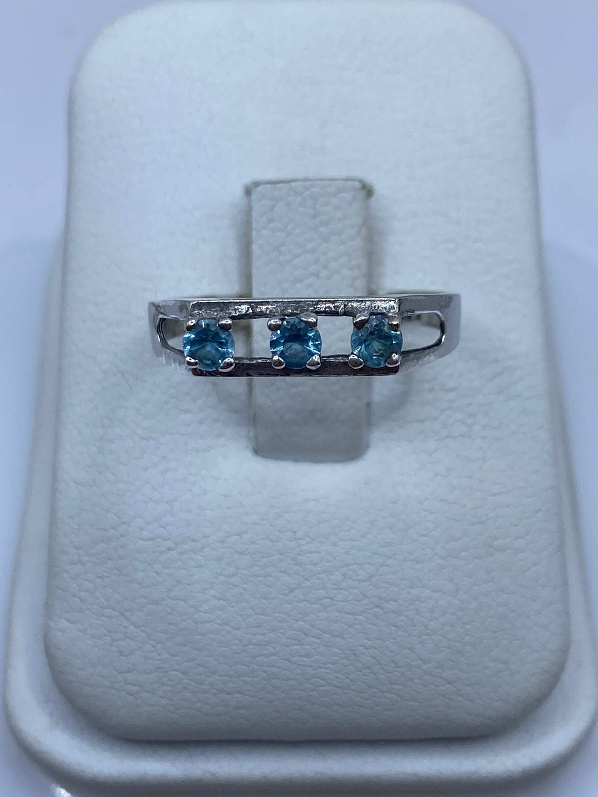 Anillo de plata solitario con circonia azul en estuche blanco de presentación