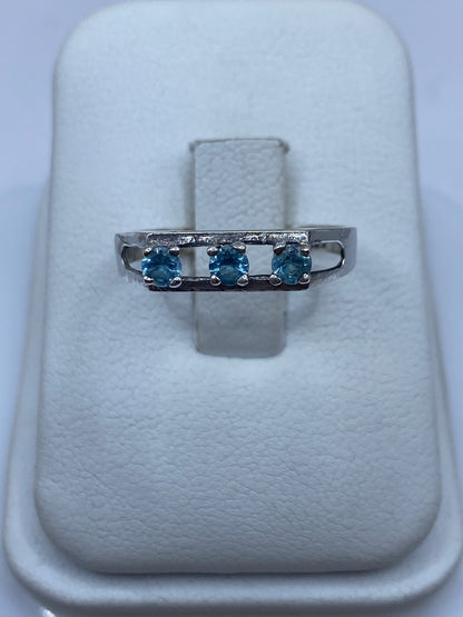 Anillo de plata solitario con circonia azul en estuche blanco de presentación