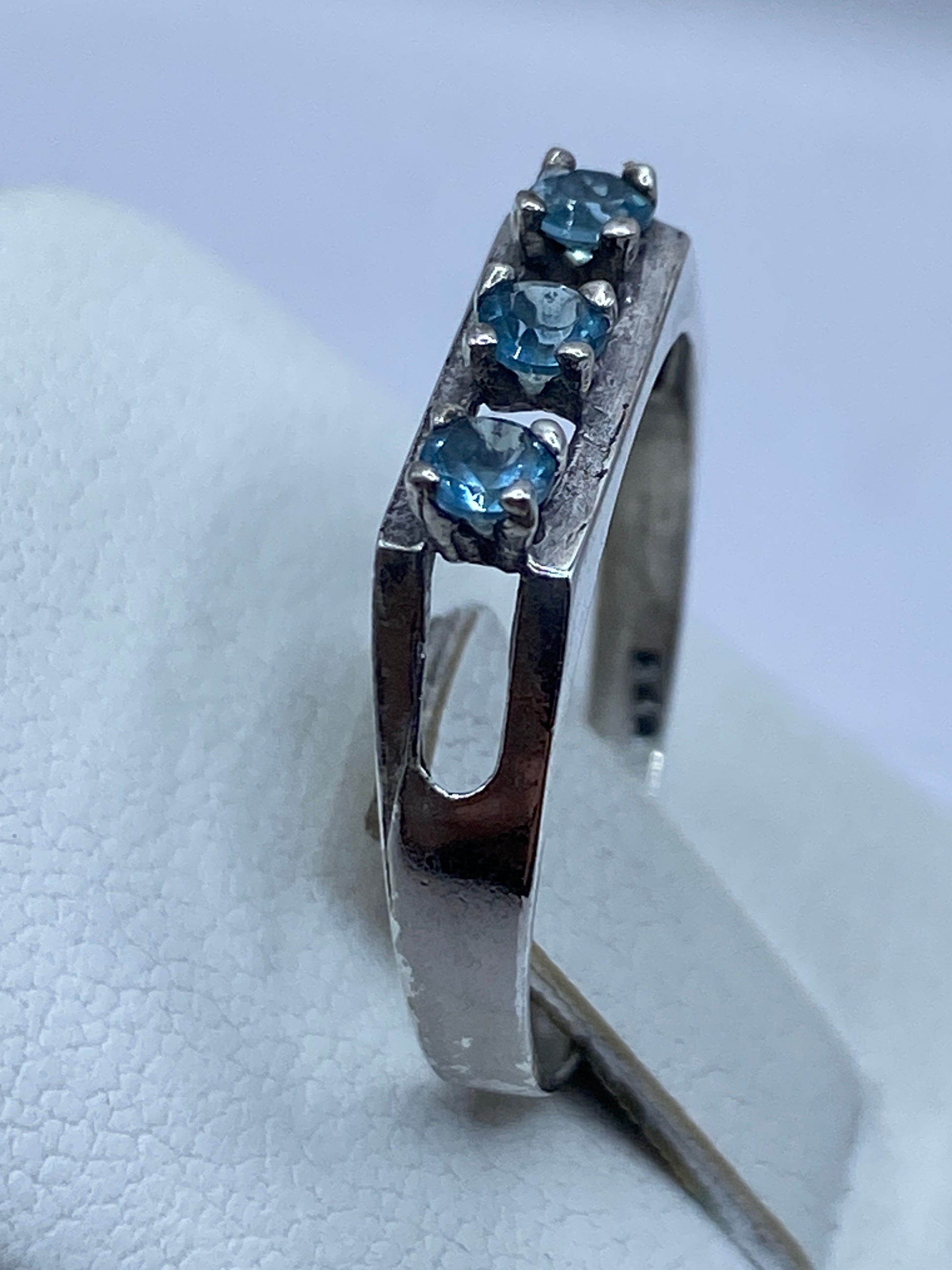 Anillo de plata .925 con circonia azul brillante en dedo de mujer