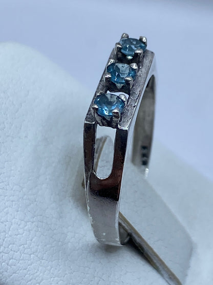 Anillo de plata .925 con circonia azul brillante en dedo de mujer