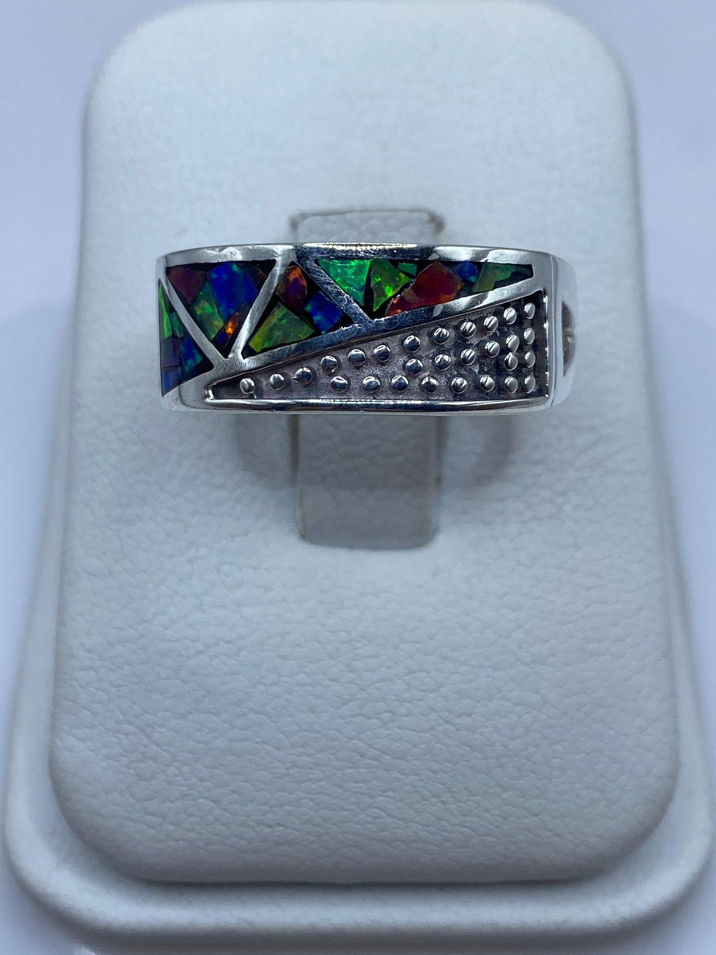 Anillo de plata .950 con ópalo de fuego multicolor engastado en diseño geométrico