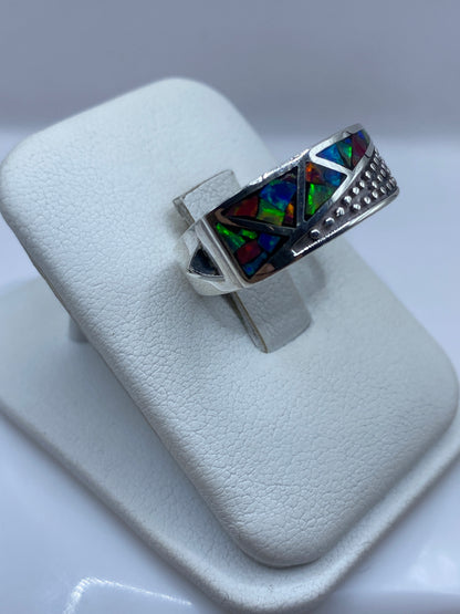 Vista lateral del anillo mostrando bandas triangulares en plata pura y textura puntillada