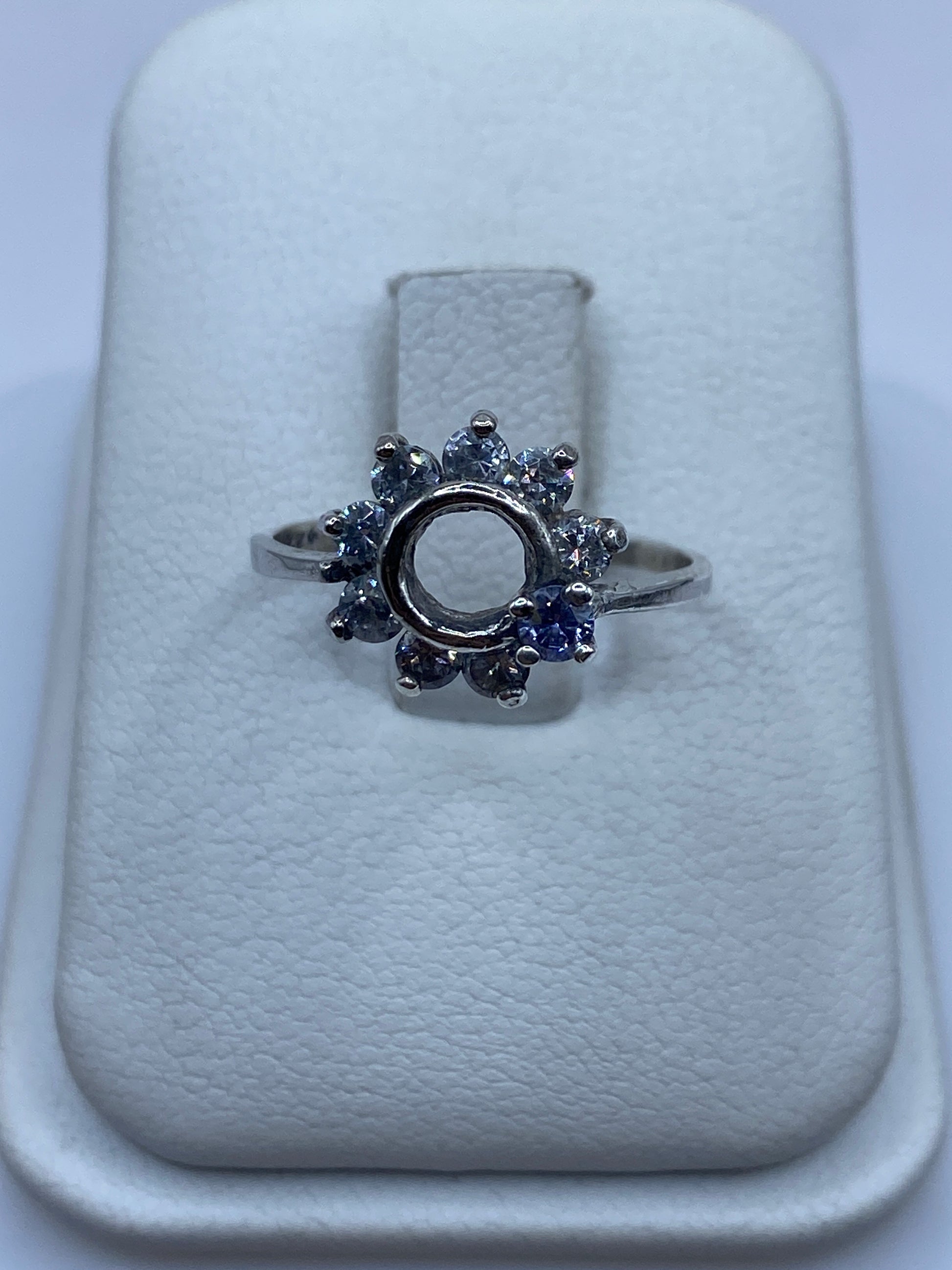 Anillo solitario de plata .925 con circonia blanca brillante, vista frontal en estuche blanco