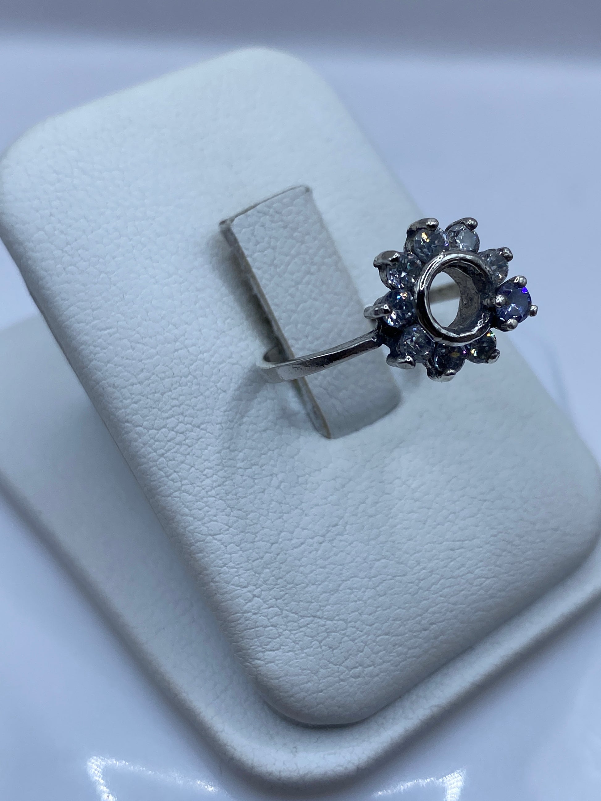 Detalle lateral del anillo minimalista mostrando el engaste y la banda pulida
