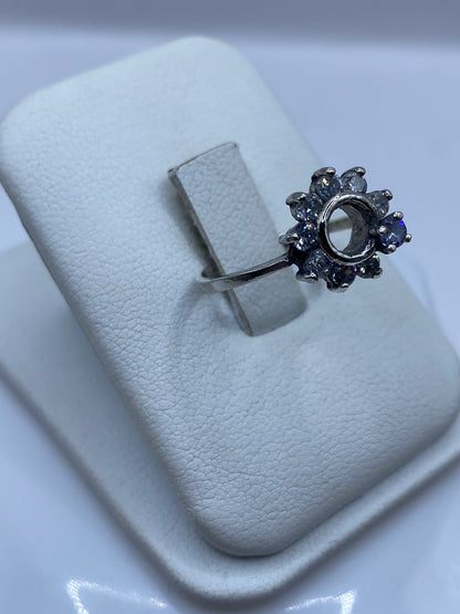 Detalle lateral del anillo minimalista mostrando el engaste y la banda pulida