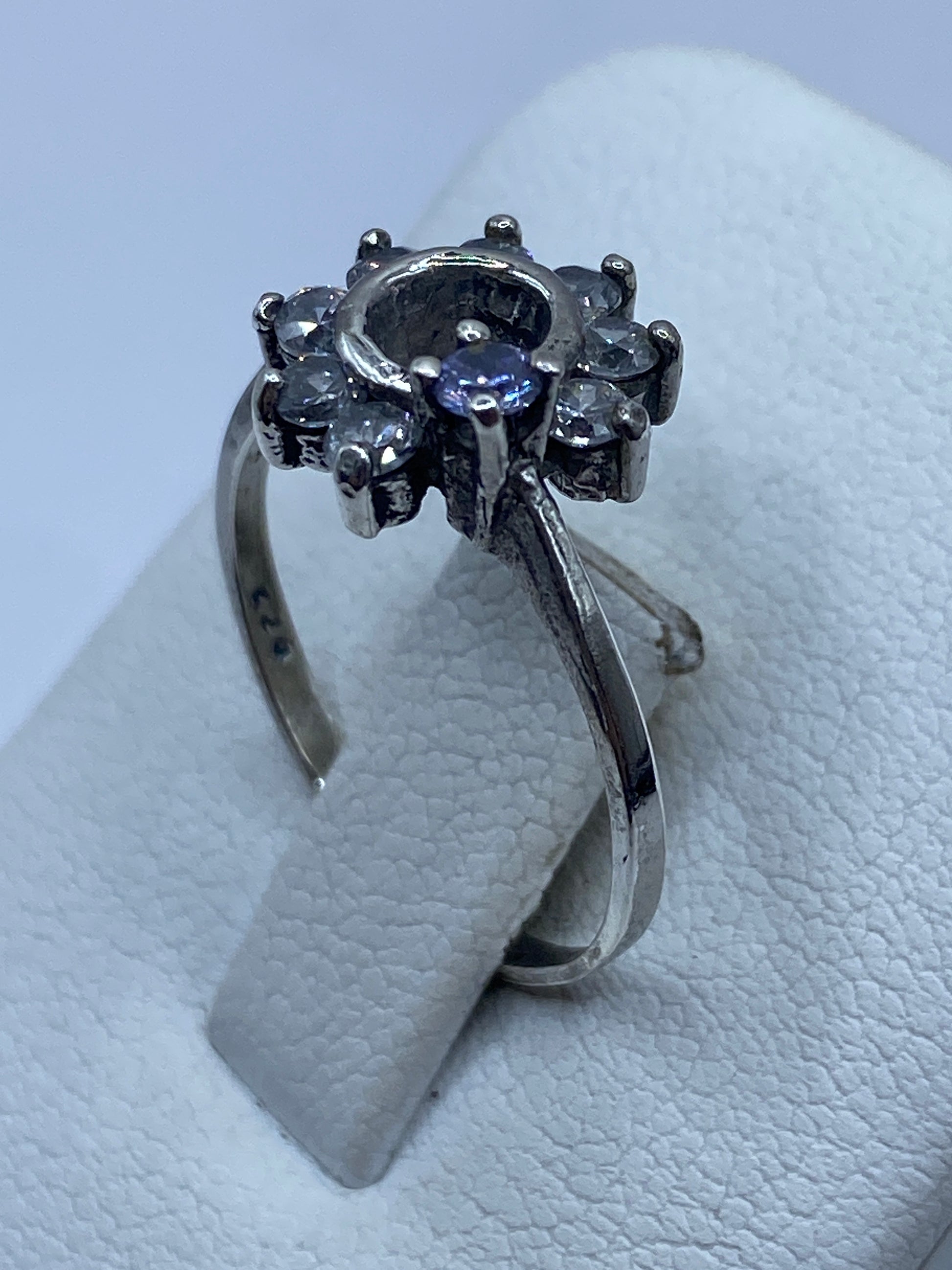 Anillo solitario puesto en dedo con circonia blanca en luz natural