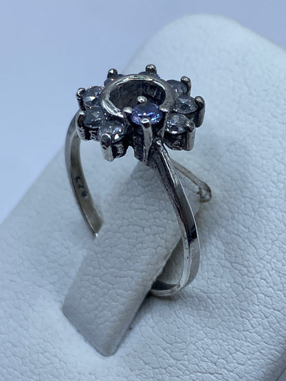 Anillo solitario puesto en dedo con circonia blanca en luz natural