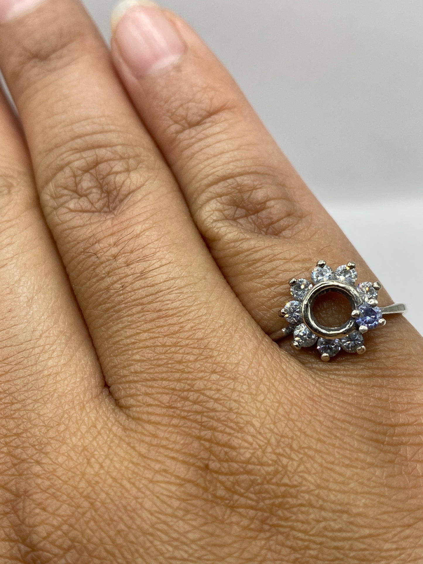 Anillo de plata .925 sobre superficie reflectante mostrando el sello de autenticidad