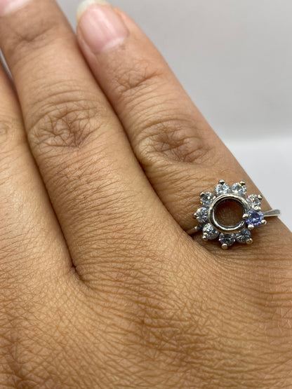 Anillo de plata .925 sobre superficie reflectante mostrando el sello de autenticidad