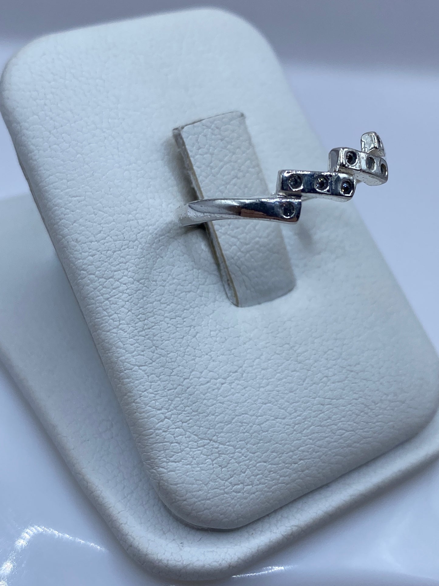 Detalle frontal del anillo minimalista mostrando la circonia brillante en engaste de plata