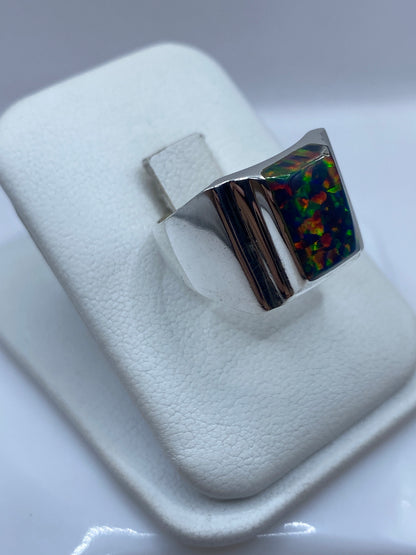 Vista lateral del anillo ópalo fuego en plata .925 con banda pulida de 8 mm