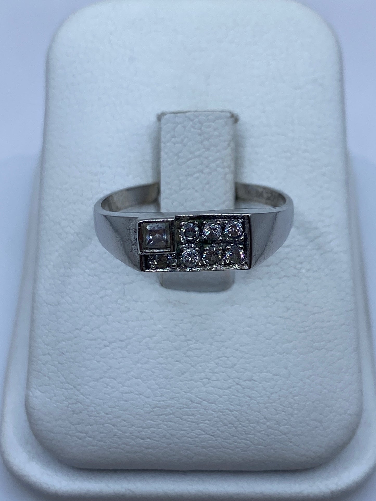 Anillo de plata .925 con circonia blanca y diseño geométrico moderno