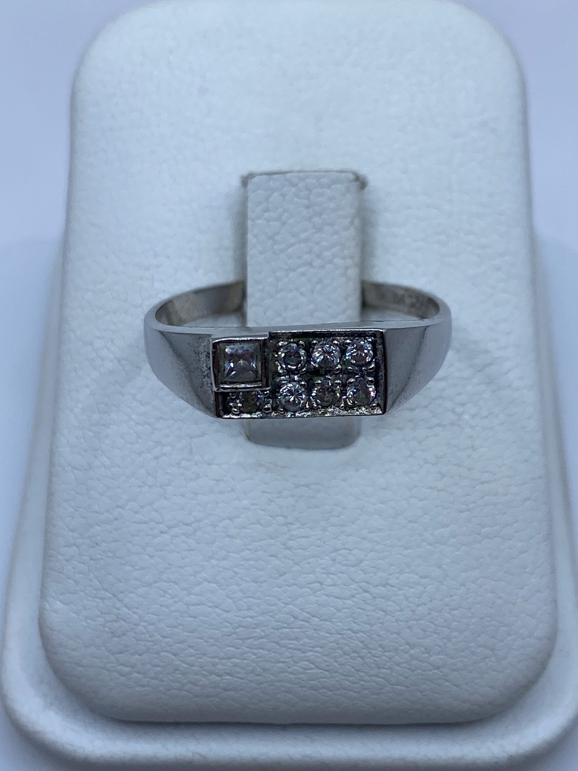 Anillo de plata .925 con circonia blanca y diseño geométrico moderno