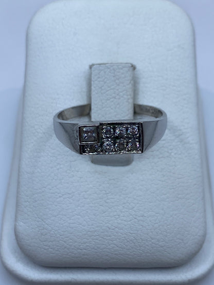 Anillo de plata .925 con circonia blanca y diseño geométrico moderno