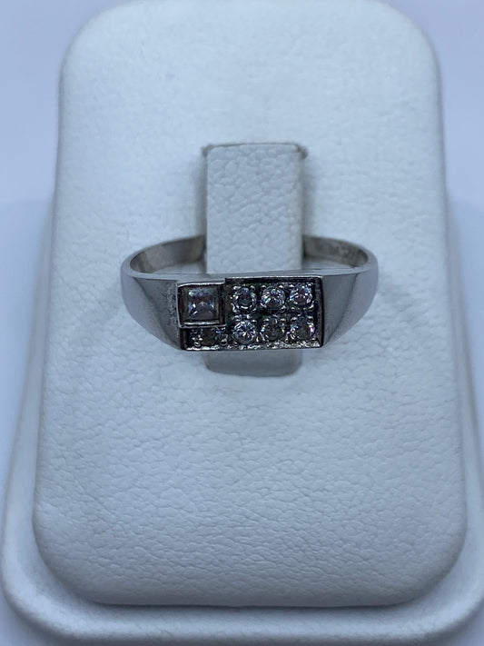Anillo de plata .925 con circonia blanca y diseño geométrico moderno