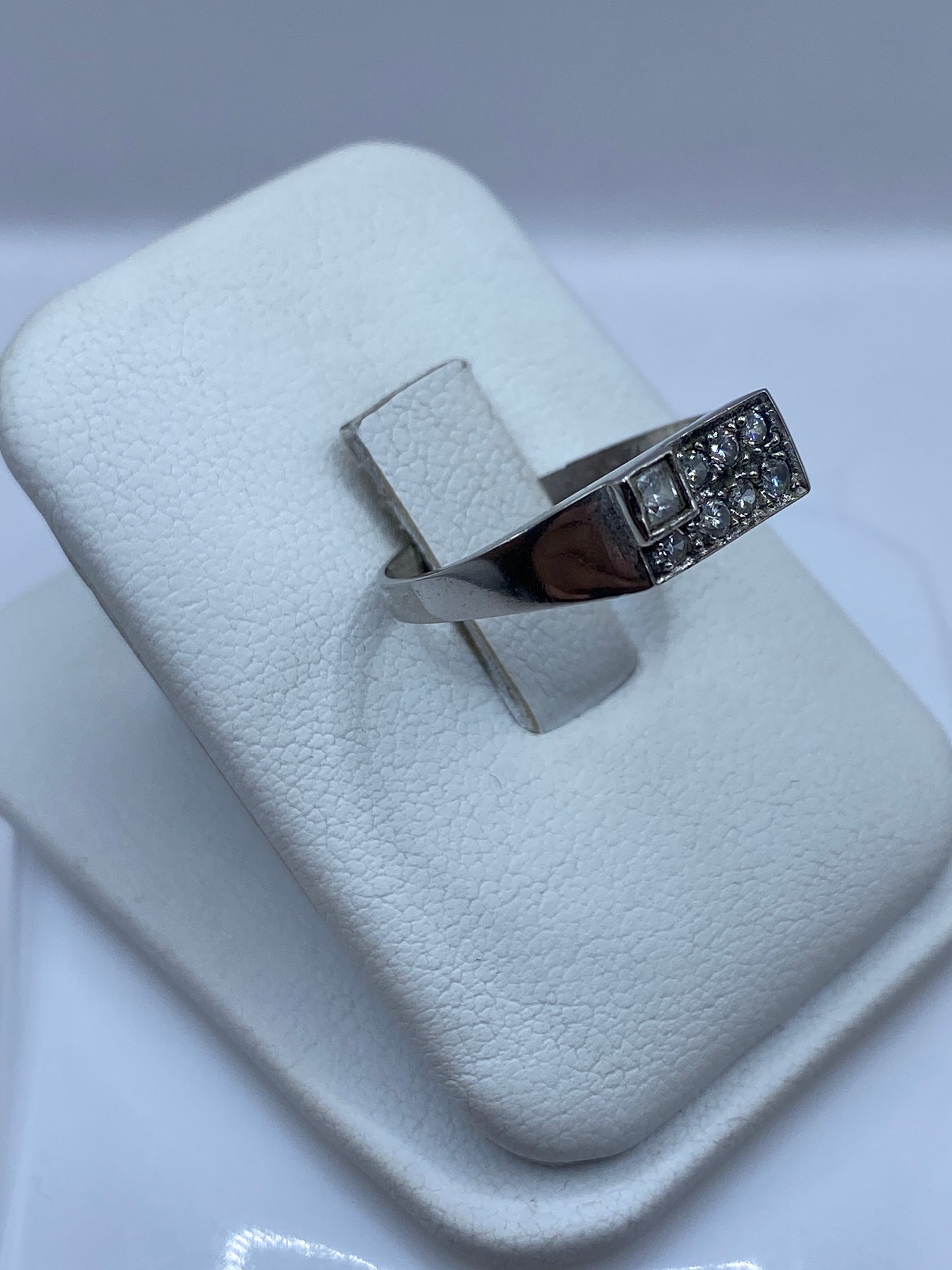 Detalle del engaste de circonia blanca en anillo de plata pura