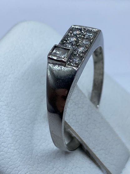 Anillo geométrico en plata .925 sobre dedo mostrando brillo y claridad