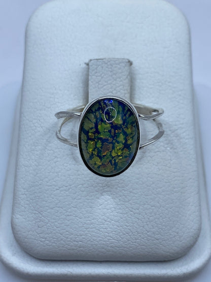 Anillo de plata con piedra natural multicolor azul y verde en caja blanca