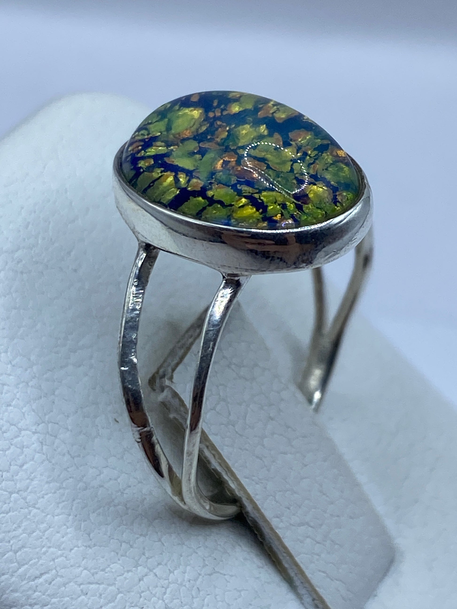 Detalle frontal de la piedra natural multicolor con patrón único