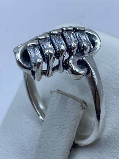 Detalle del engaste de circonia blanca en la banda de plata de Taxco