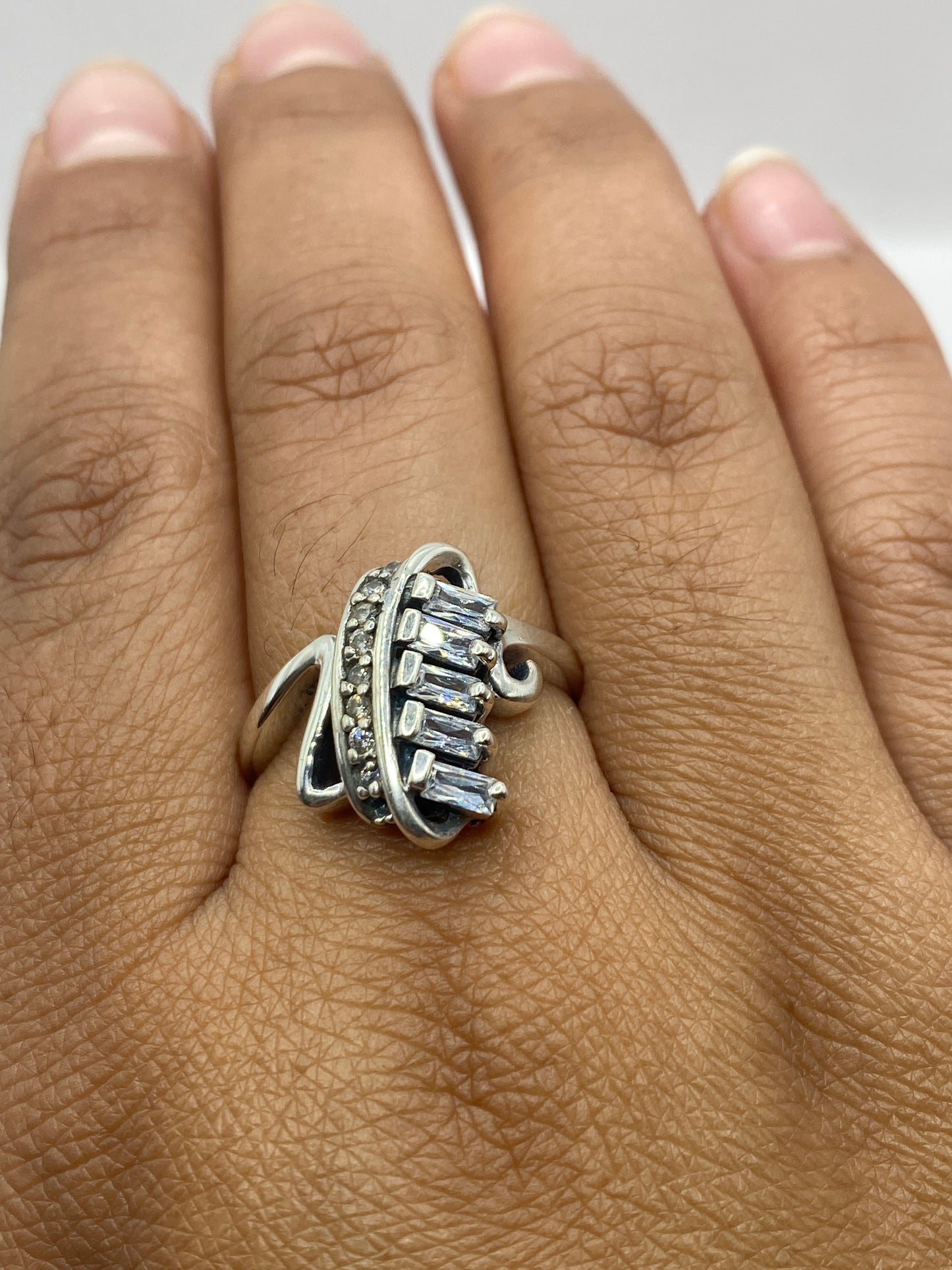 Anillo sobre fondo gris mostrando claramente el sello .925 en la banda interna