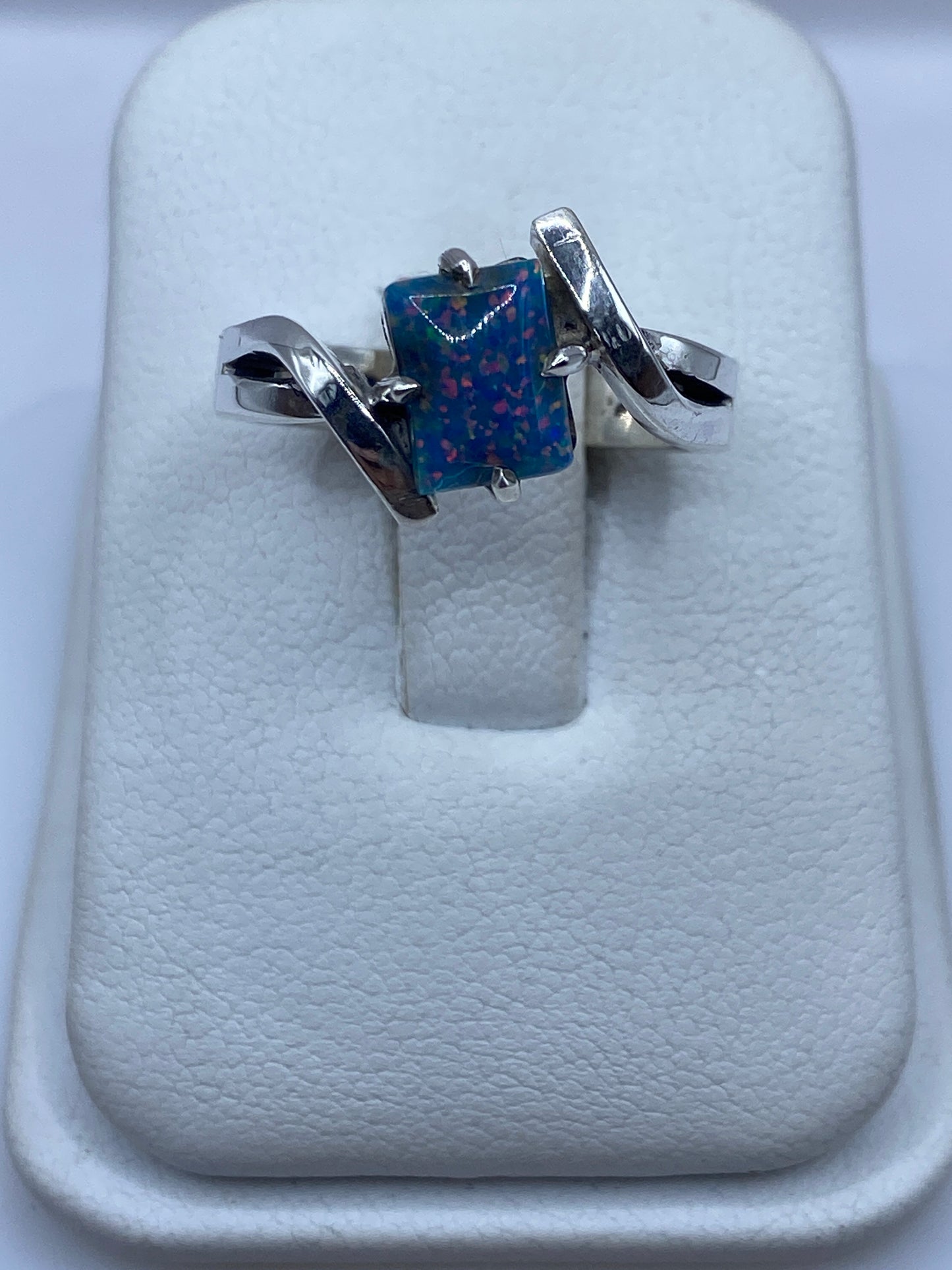 Anillo de plata solitario con ópalo de fuego azul en estuche blanco
