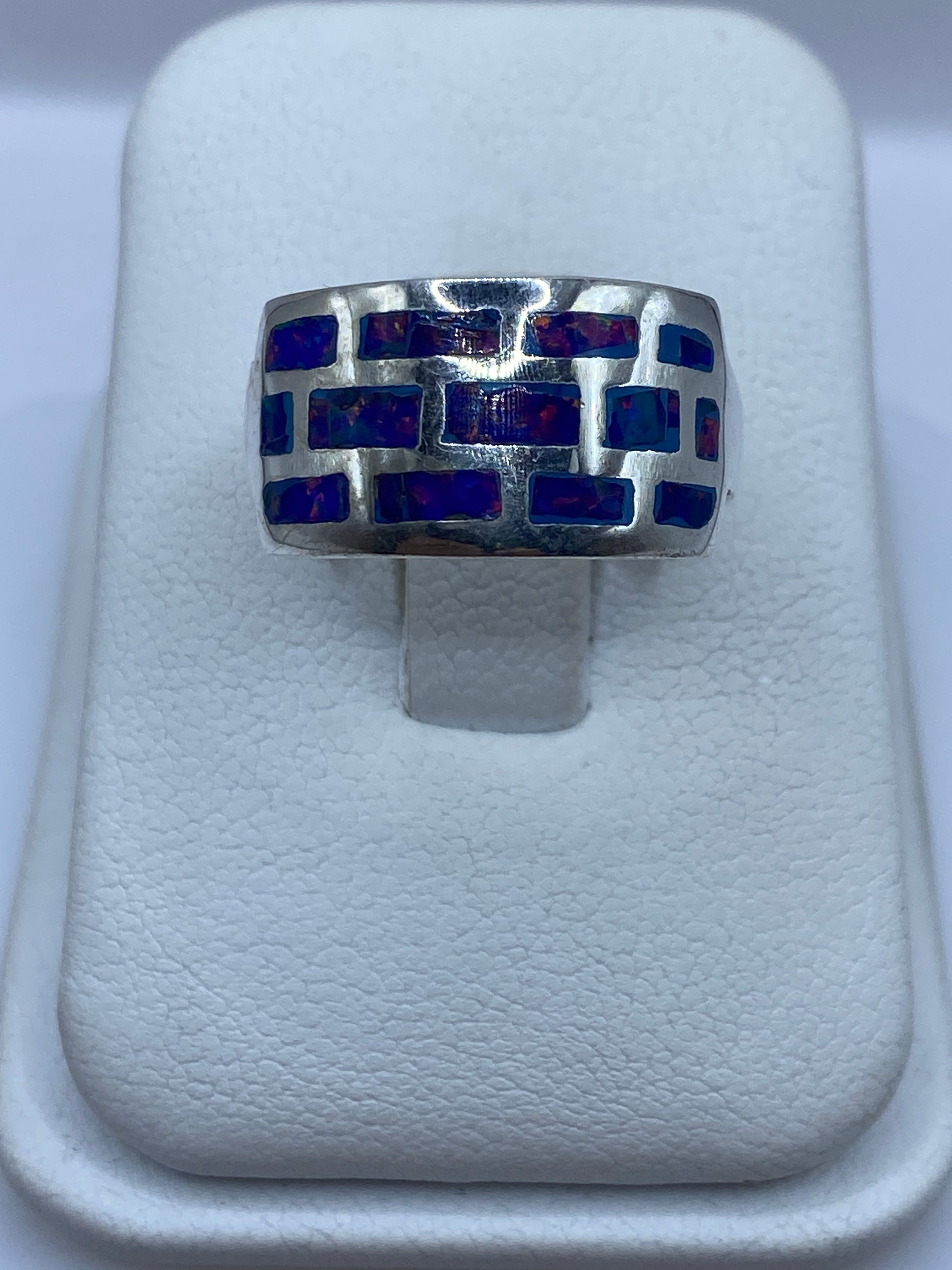 Anillo de plata .950 con ópalo de fuego multicolor en diseño geométrico asimétrico