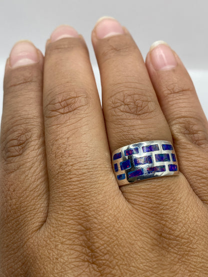 Anillo de ópalo de fuego en la mano mostrando patrón de brillo natural único