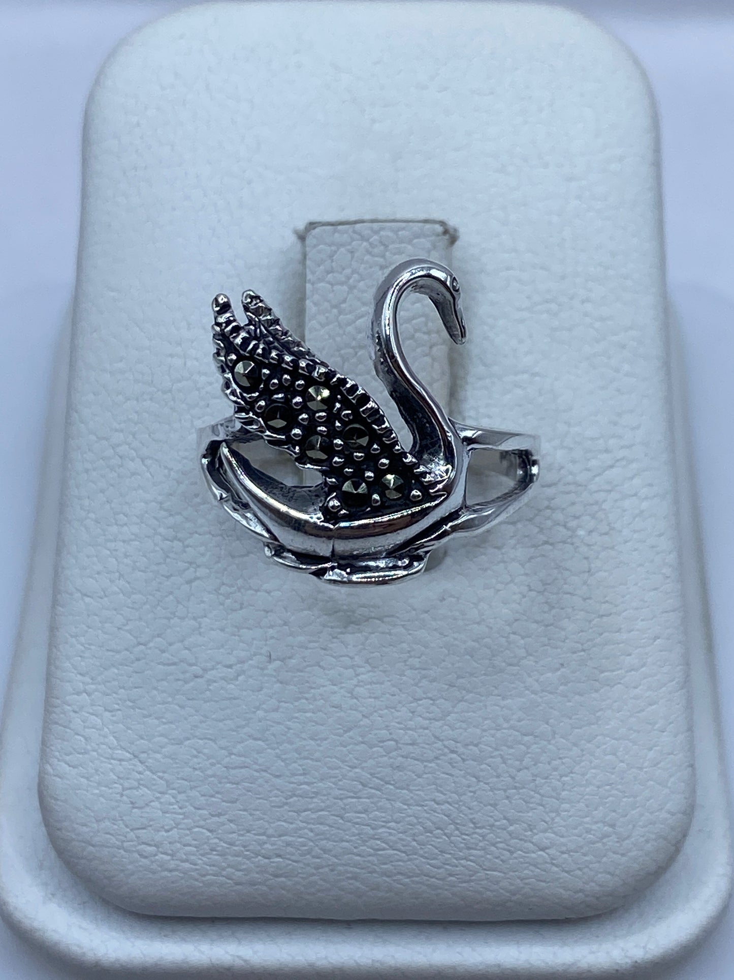 Anillo cisne escultural en plata .925 con incrustaciones texturadas, vista frontal