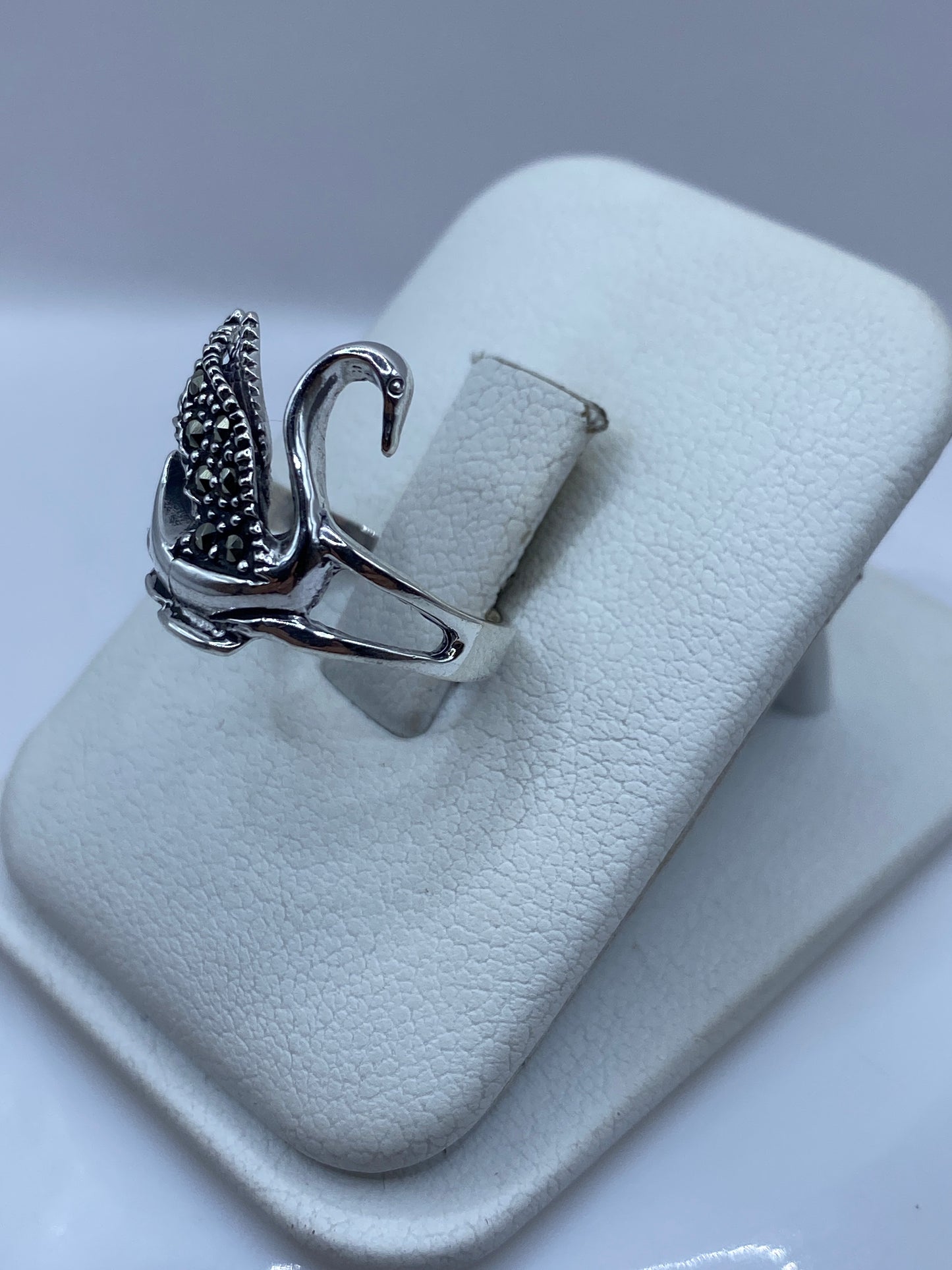 Anillo cisne en la mano mostrando presencia y detalle artesanal
