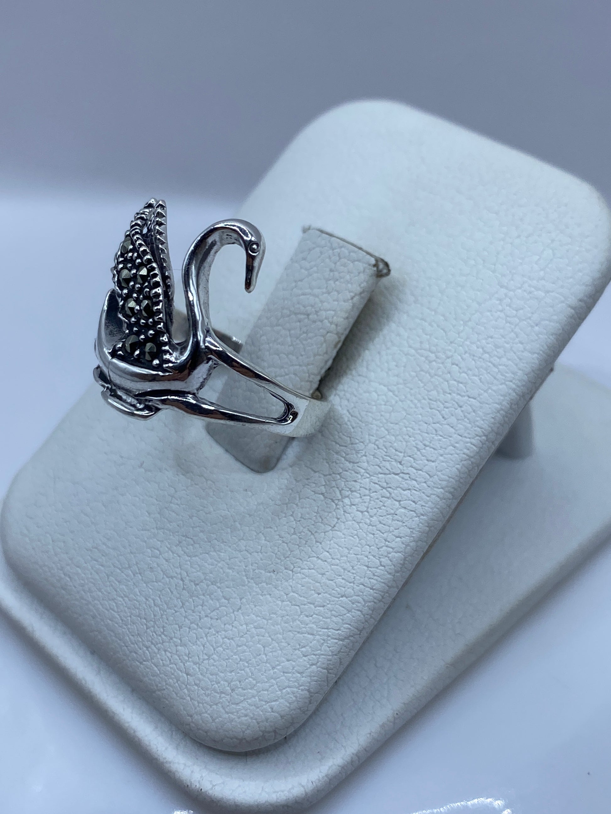 Anillo cisne en la mano mostrando presencia y detalle artesanal